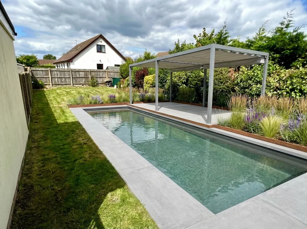 auraVision-Entwurf desselben Gartens mit rechteckigem Pool, heller Terrasse und Pergola.